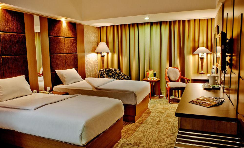 Treva International Hotel Jakarta Exterior foto