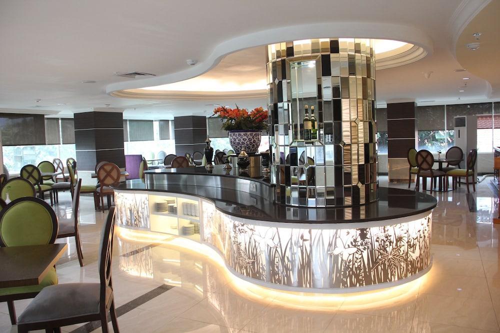 Treva International Hotel Jakarta Exterior foto