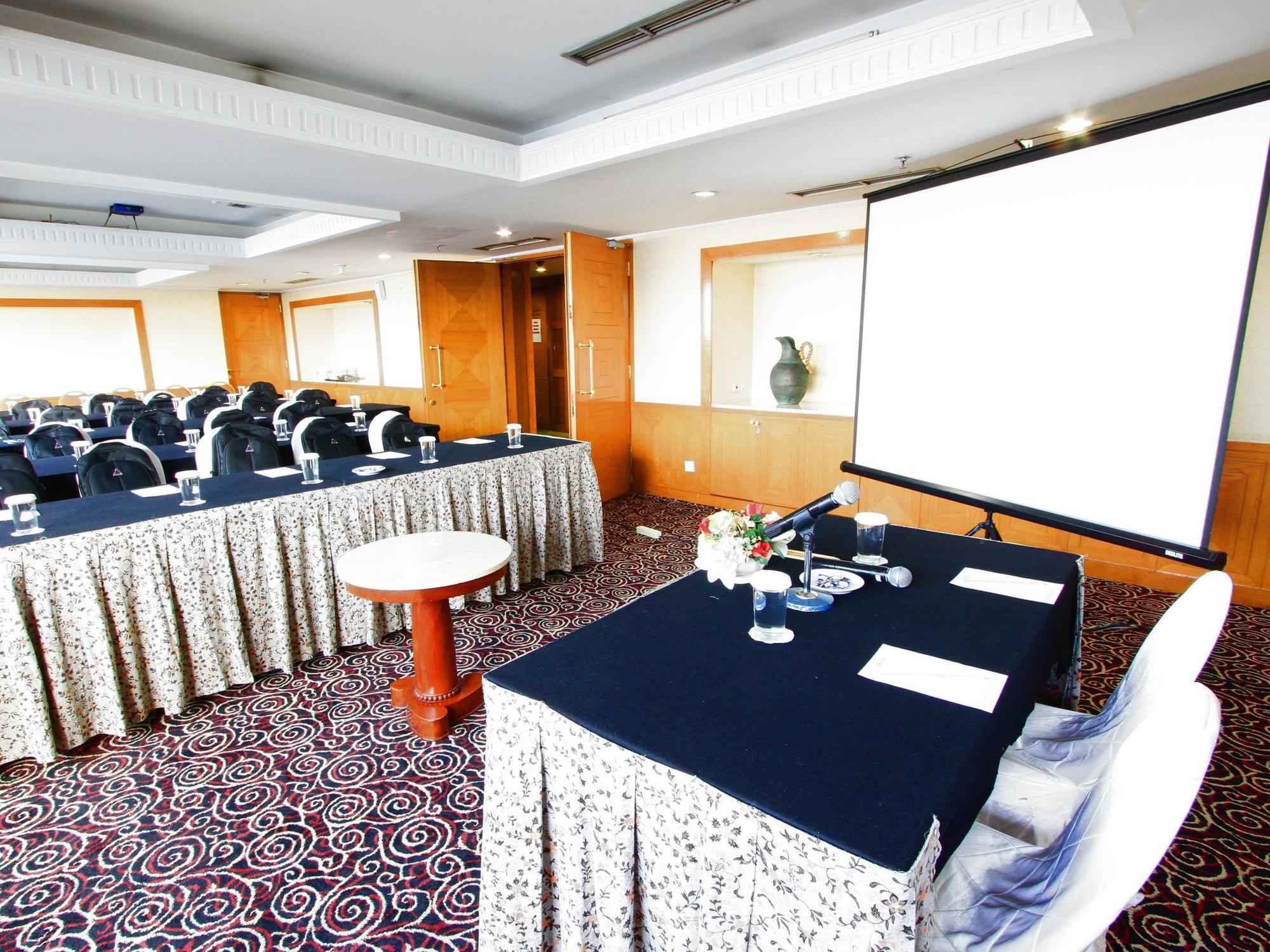 Treva International Hotel Jakarta Exterior foto